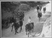 Coluna militar a cavalo e a pé.