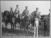 Grupo de militares a cavalo.