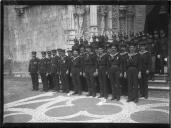 "Exéquias do rei D. Carlos. Marinheiros saindo dos Jerónimos."