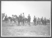 Grupo de militares a cavalo.