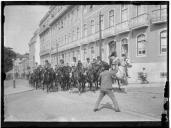 "Cavalaria policiando as ruas."