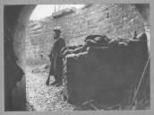 Militar junto a barricada de sacos.