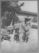 Militares com cão junto a zona de retaguarda.