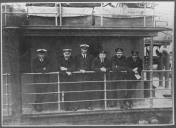 Grupo de seis militares na coberta do navio.