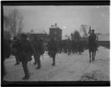 Militares a caminharem em zona de neve.