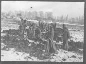 Militares a construir trincheiras num campo com neve.