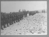 Militares em formatura em campo com neve.