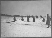 Militares em movimento numa zona de neve.