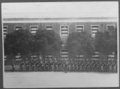 Militares formados na parada com uniforme de cerimónia.