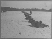 Militares em posição de ataque numa zona de neve.