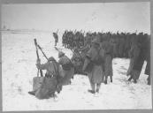 Militares em posição de ataque numa zona de neve.