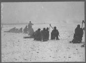 Militares em posições de ataque numa zona de neve.