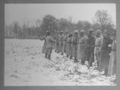 Militares em formatura em zona com neve.