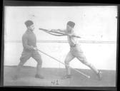 Dois soldados num treino de luta corpo a corpo.