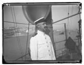 Ivens Ferraz, comandante da canhoneira "Tejo", na amurada do navio.