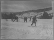 Militares deslocando-se em esquis numa zona de neve.