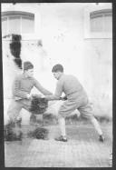 Dois soldados num treino com sabre-baioneta.