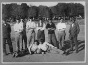 Grupo de civis do sexo masculino com bola de futebol.