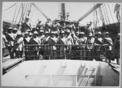 Militares na popa do navio.
