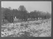 Militares em formatura em zona com neve.