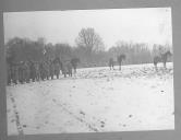 Militares em zona com neve.