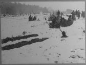 Militares em abrigos numa zona de neve.