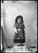 Criança com traje tradicional minhoto.
