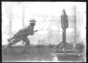 Um soldado num treino com sabre-baioneta.