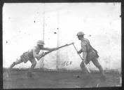 Dois soldados num treino com sabre-baioneta.