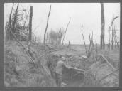 Um militar a observar da trincheira o rebentamento de uma granada de Artilharia.