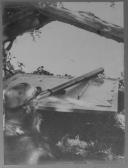Um militar junto a um obus de artilharia.