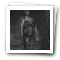 Soldado equipado com mochila e com arma junto dele.